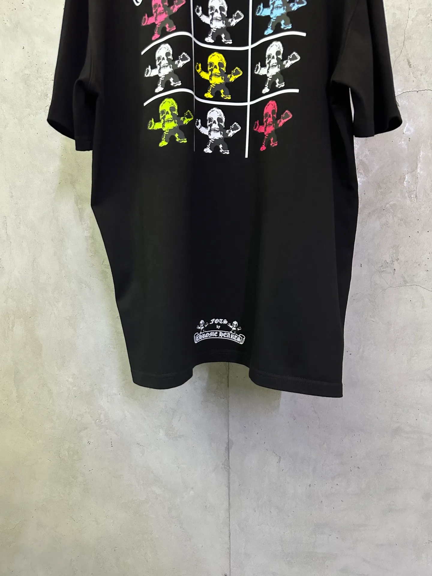 P260 Chrome Hearts 25ss foti system black color nine-square grid round neck short-sleeved T-shirt. Fabric is high-definition and super heavy. Cotton double yarn compact Xinjiang cotton. Weight 400g. Paired with 2*2 Salona rib. 420g. Clean cloth. Clear texture. Tight feel. Stiff. High color fastness. No deformation. No discoloration. Customized hardware. Thread. Accessories. Matching. Same style for men and women. -Color: Black White -Size: XS S M L XL